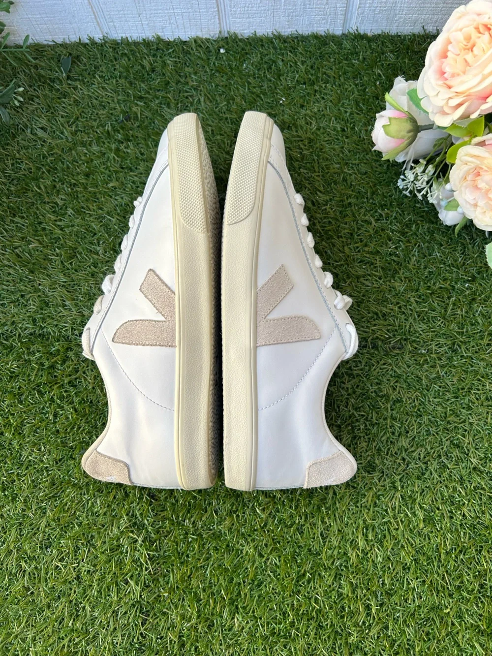 VEJA Women  Esplar Logo Leather Extra-White Sable size 7 gently used